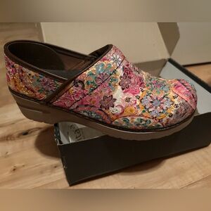 SANITA 39 Rosa Embroidery pattern Prof. Zagora Clog EU 39/8M US. Closed Back.